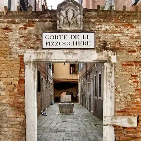 Signorile Su Corte Veneziana *