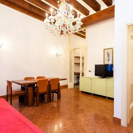 Signorile Su Corte Veneziana