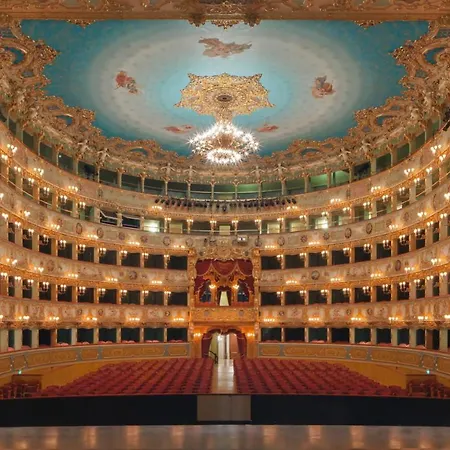 Signorile Su Corte Veneziana